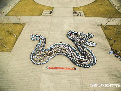 400余名志愿者在四方广场“摆水龙”